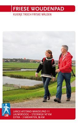 Omslag van een wandelgids: een stel loopt over een pad langs water en velden. De tekst bevat "FRIESE WOUDENPAD."