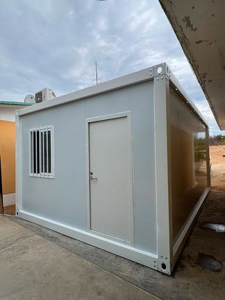Interior moderno de casa armable en Baja California Sur