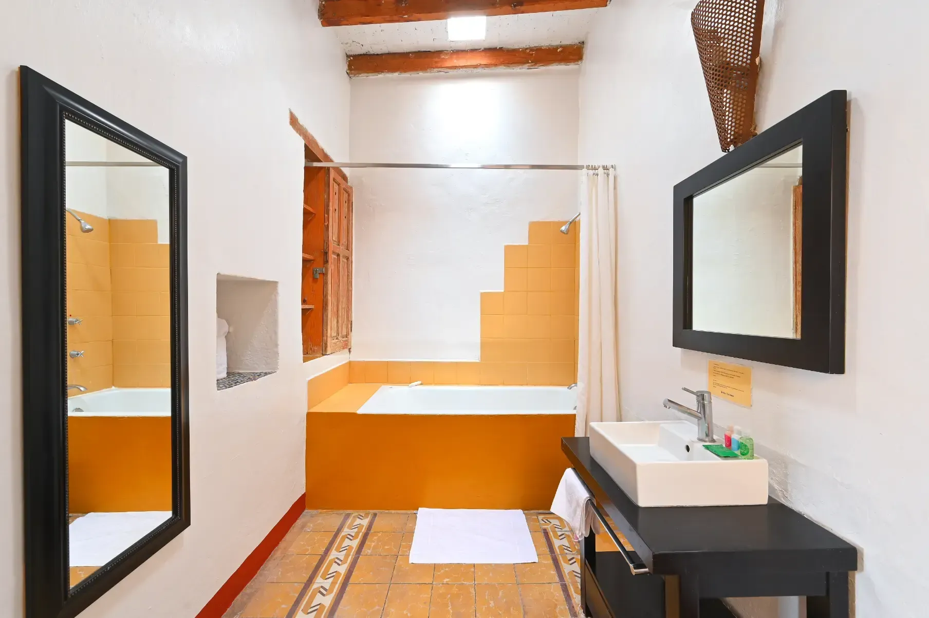 Cuarto King  con balcón. Mesón Cuevano.
