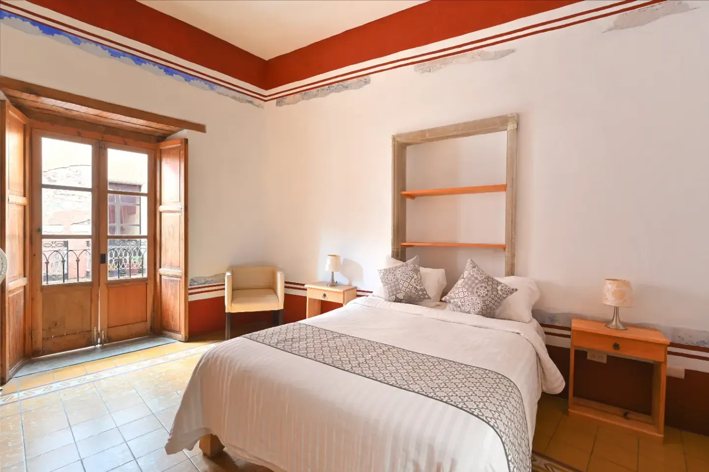 Cuarto Queen con balcón. Mesón Cuevano.