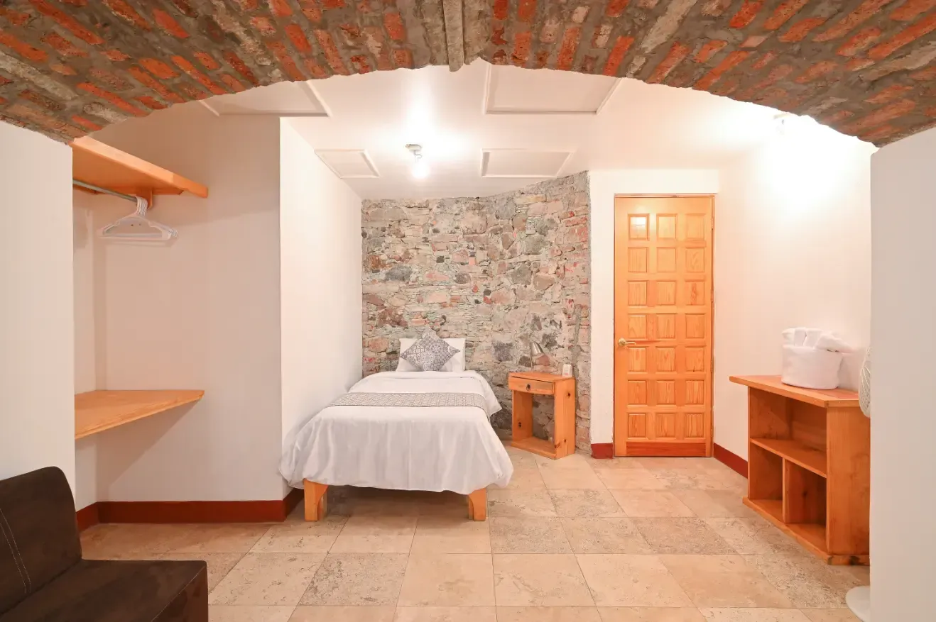 Cuarto triple . Mesón Cuevano.