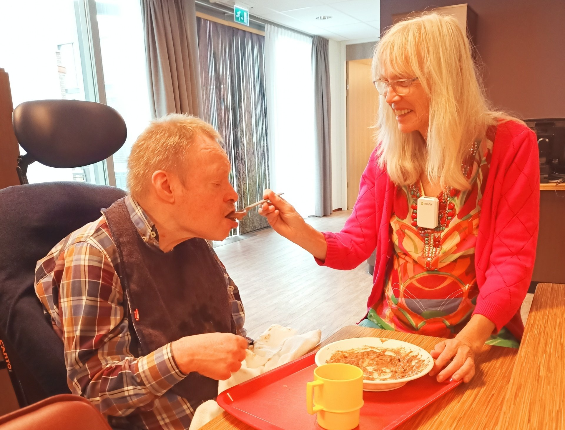 Jos laat Tineke hem voeren vol overgave Jos en Tineke Jij bent mijn stem