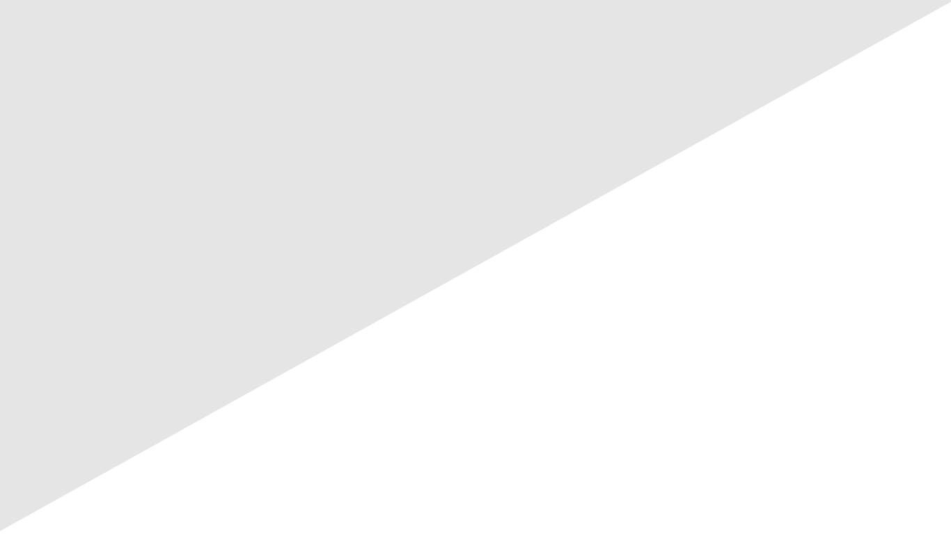 Un triangle blanc avec une ombre sur fond blanc.