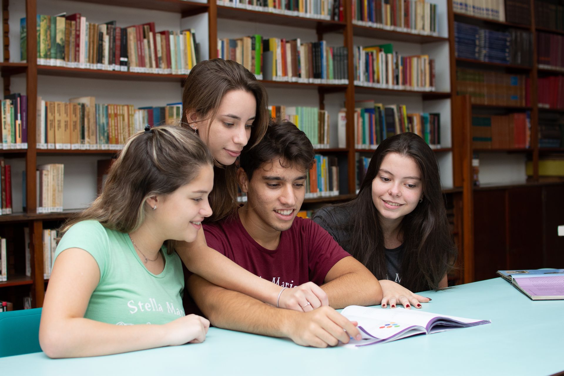 Biblioteca. Ensino Médio. Colégio Stella Maris.