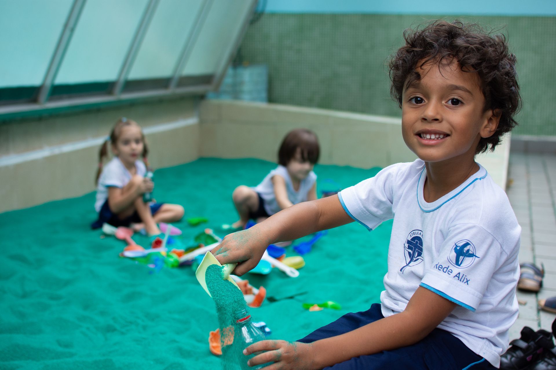 Descubra o ensino lúdico e inovador Colégio Stella Maris. Areia colorida.
