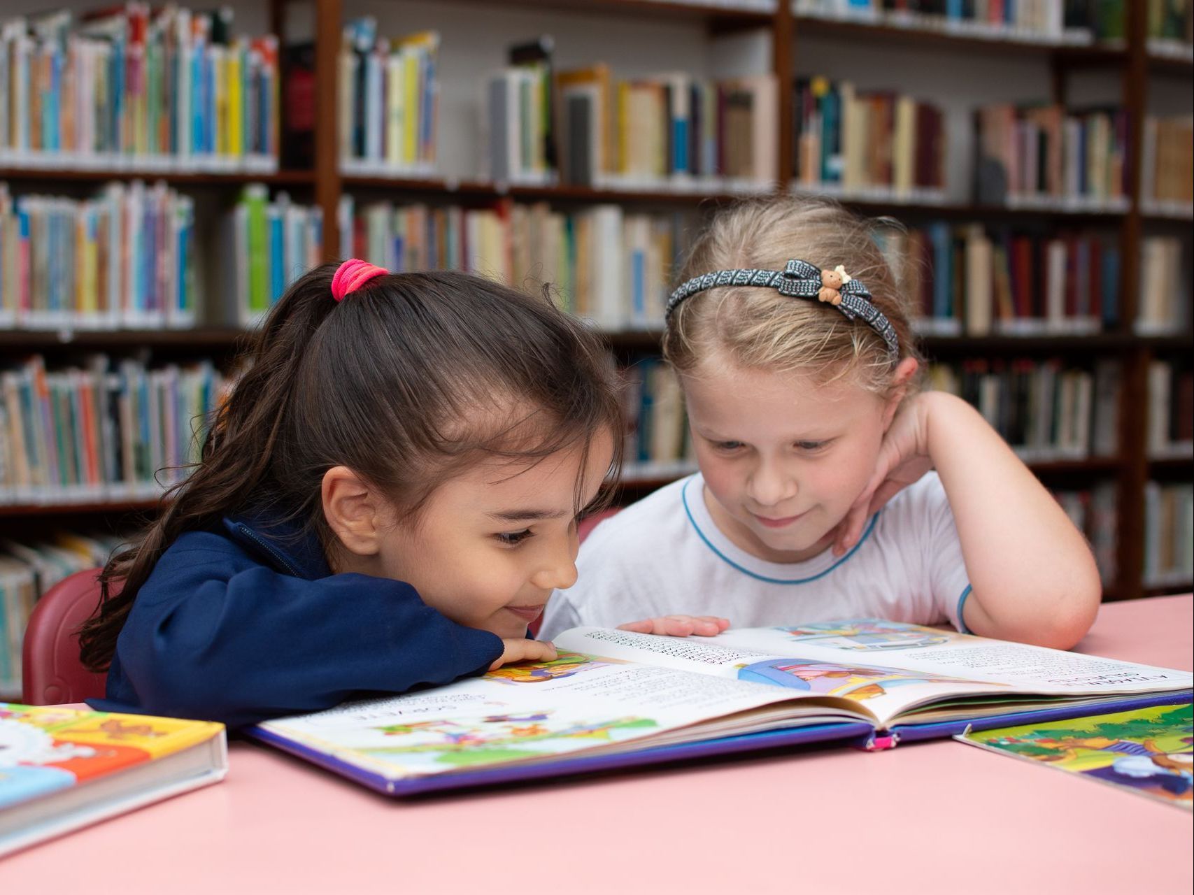 Conheça os cursos do Colégio Stella Maris. Contate-nos para mais informações. Biblioteca.