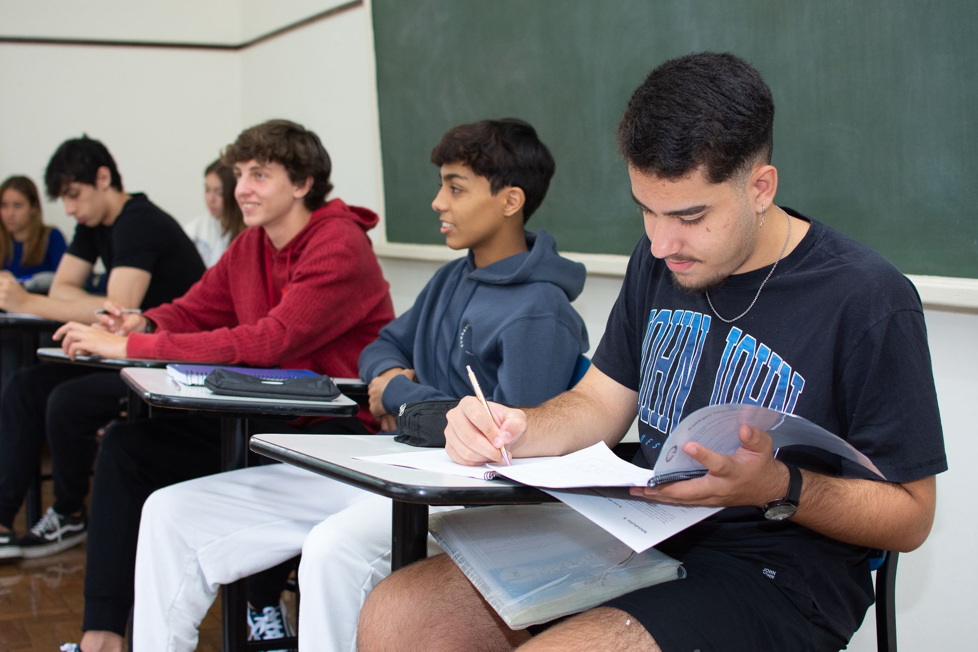 Colégio Madre Alix. Ensino Médio. Preparação para a universidade e para a vida profissional. Desenvolva habilidades críticas.