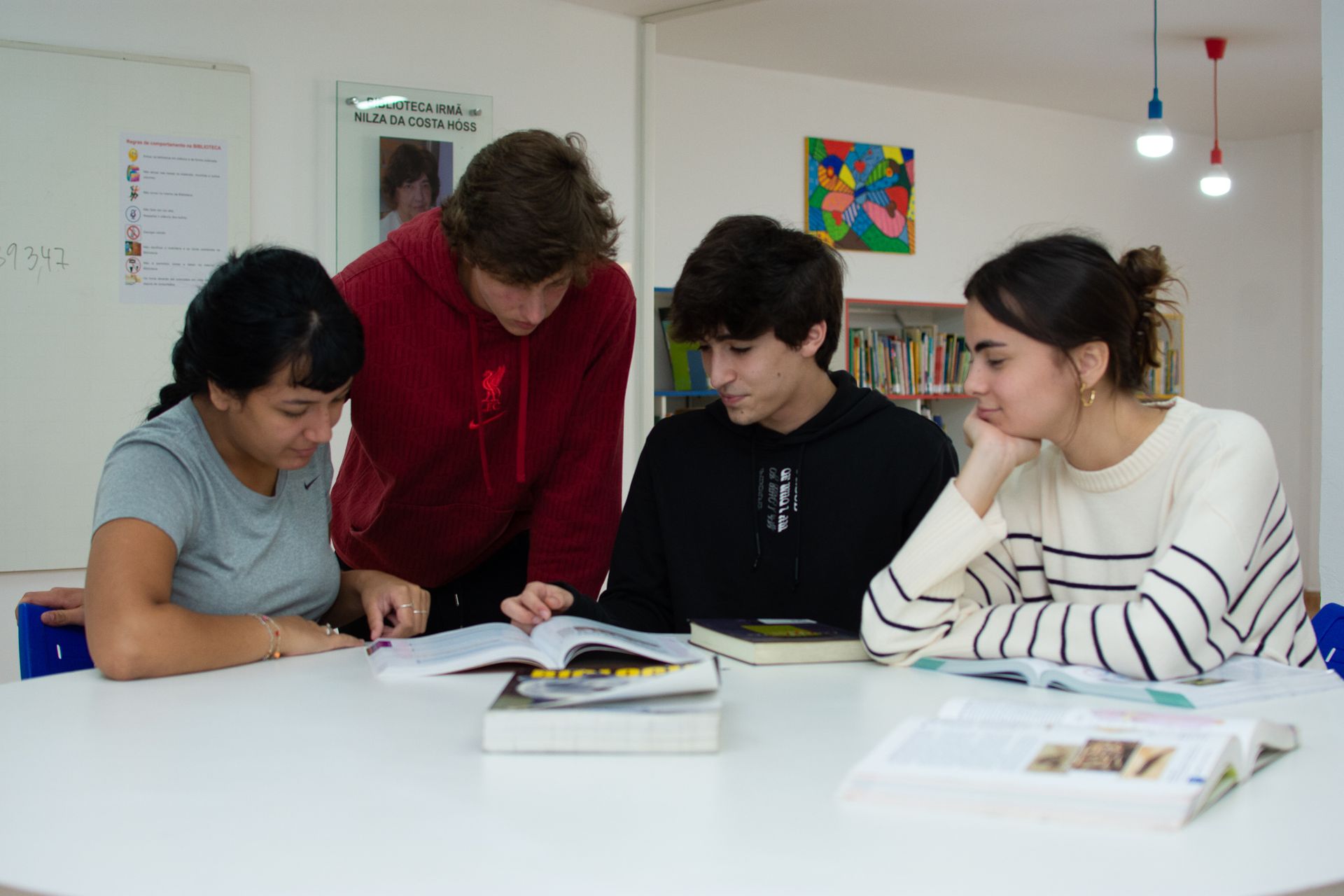 Colégio Madre Alix. Ensino Médio. Biblioteca.