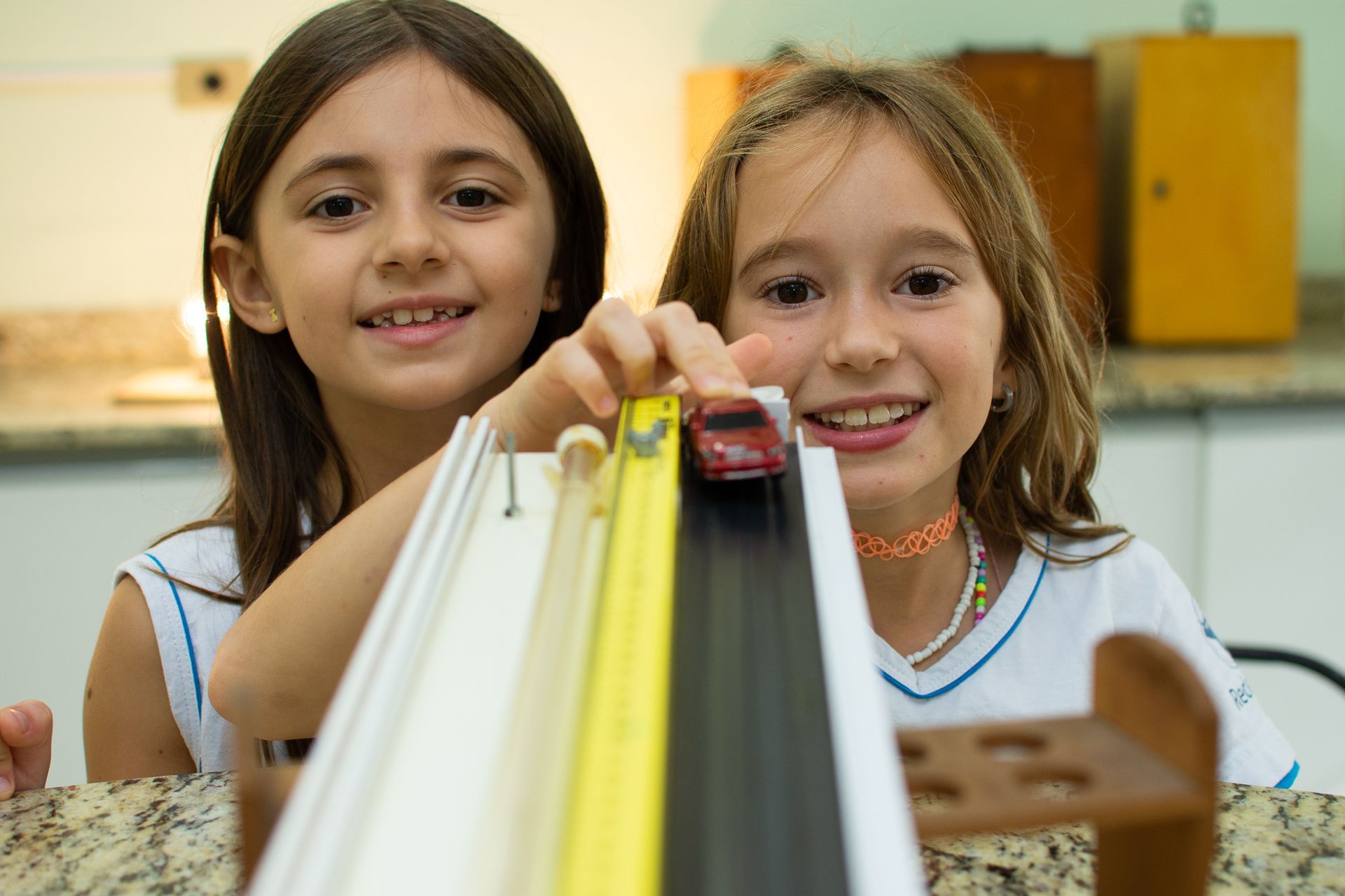 Colégio Madre Alix para o Ensino Fundamental. Desenvolvimento integral e ensino de idiomas. Inglês e Francês. Alunas.