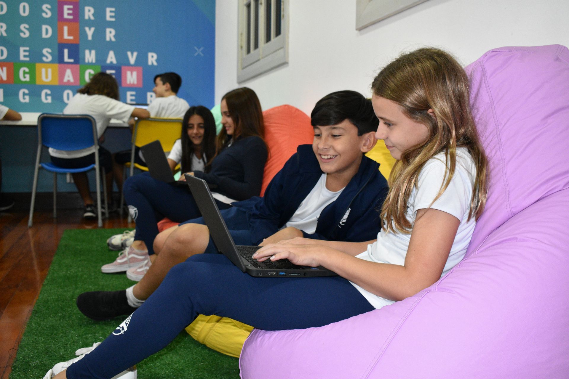 Conheça os cursos do Colégio Stella Maris. Contate-nos para mais informações. Sala Interativa.