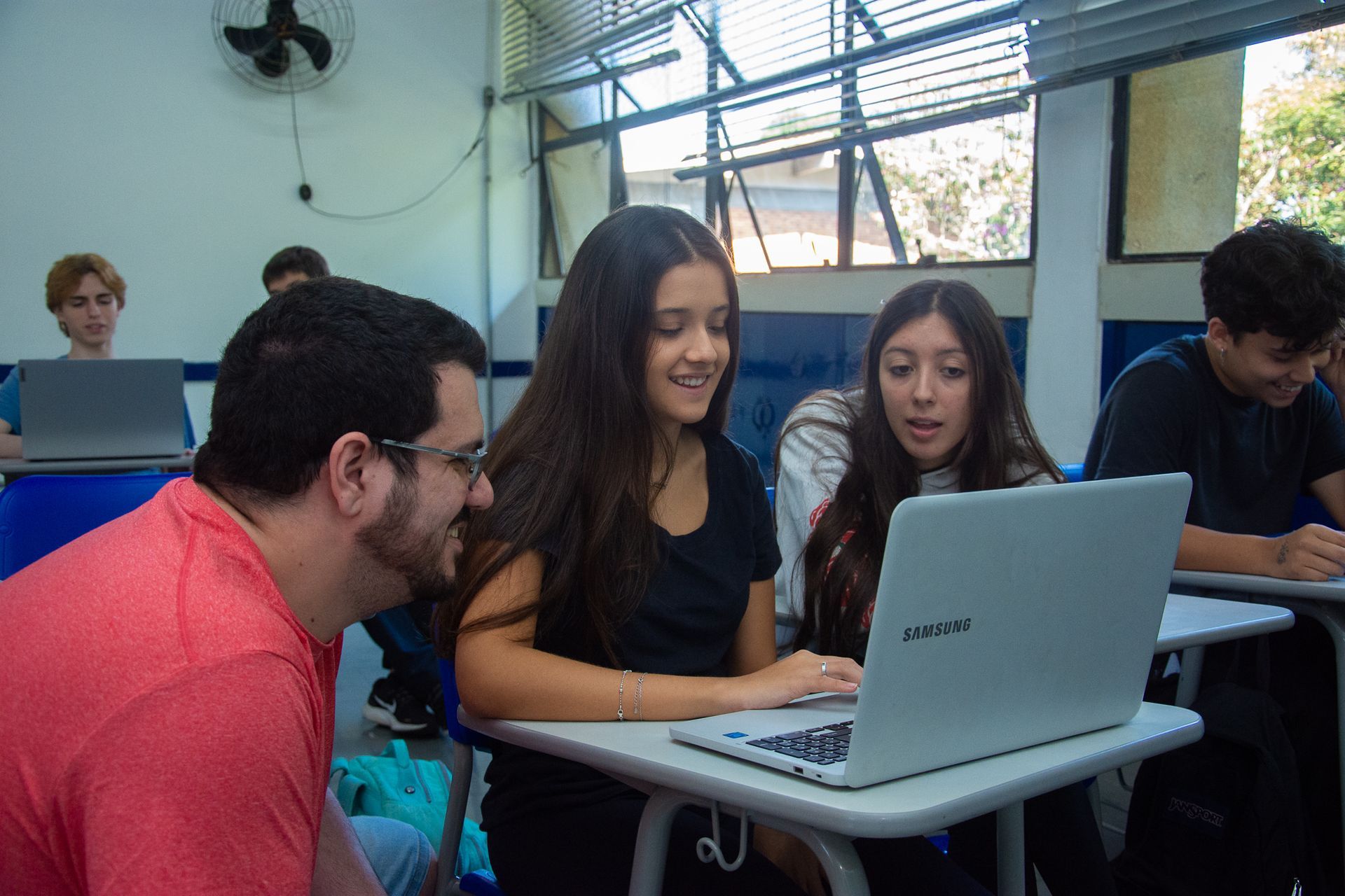Preparação para a universidade e para a vida profissional com simulações práticas. Desenvolva habilidades críticas.