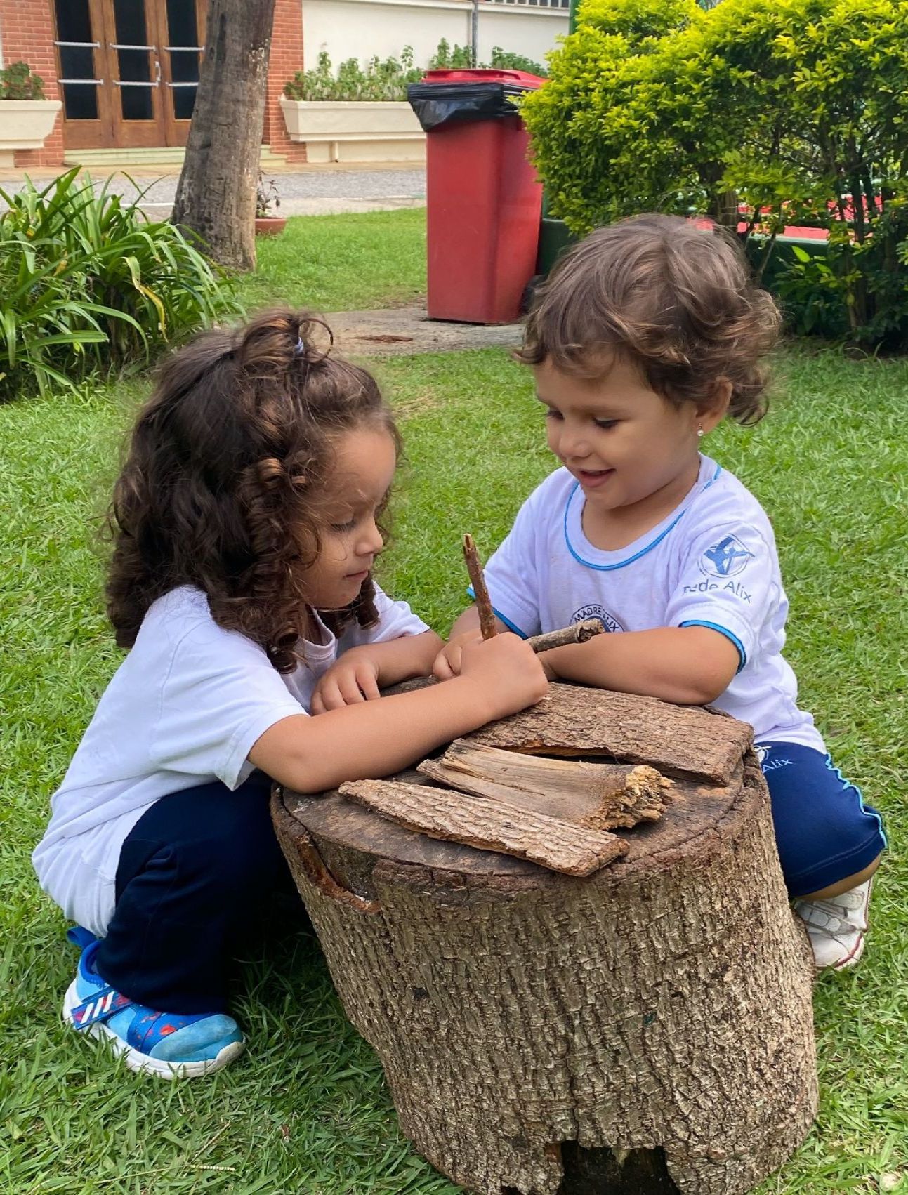 Colégio Madre Alix. Conheça o nosso programa educacional inovador Estimule a curiosidade e aprendizado das crianças.
