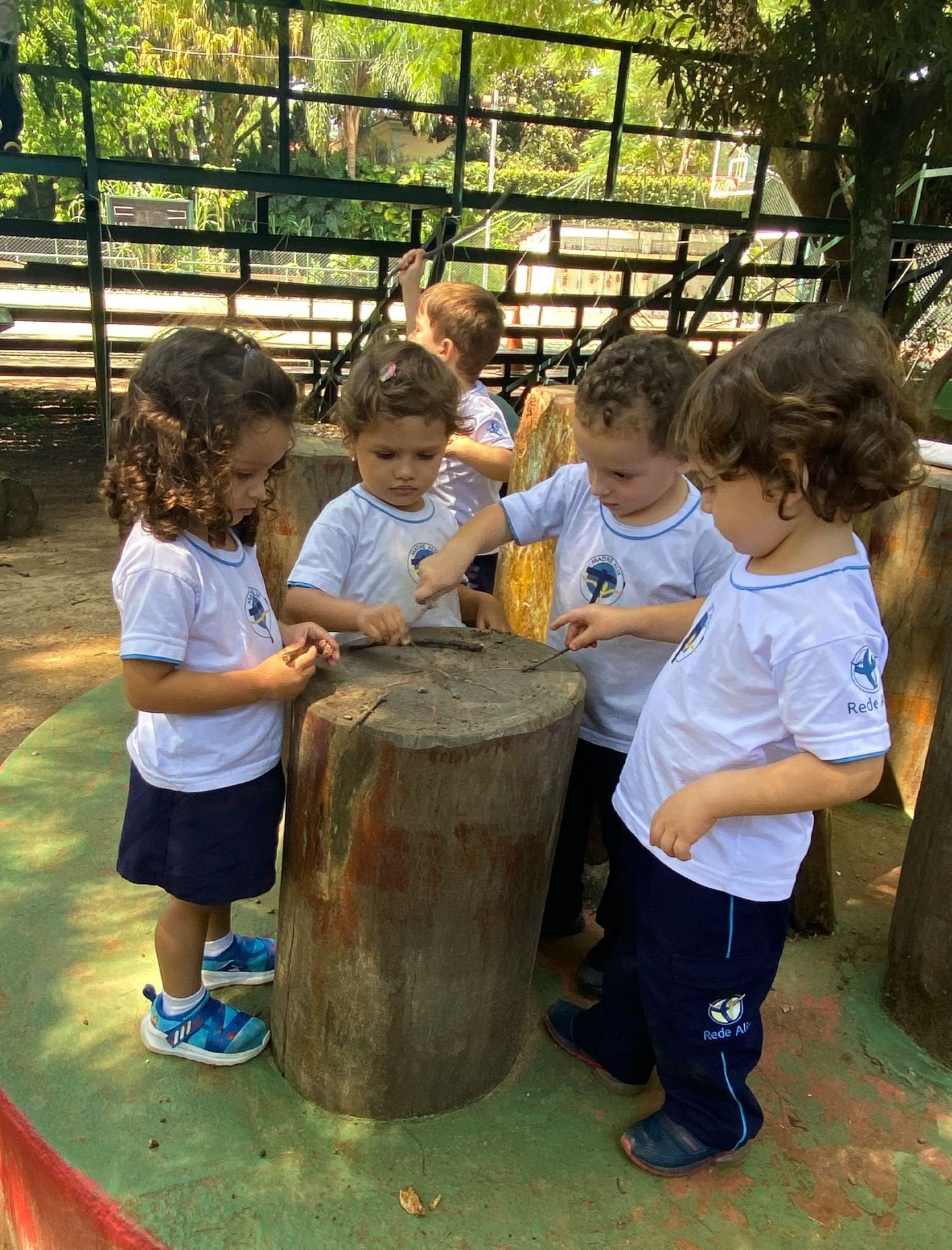 Colégio Madre Alix. Conheça o nosso programa educacional inovador Estimule a curiosidade e aprendizado das crianças.