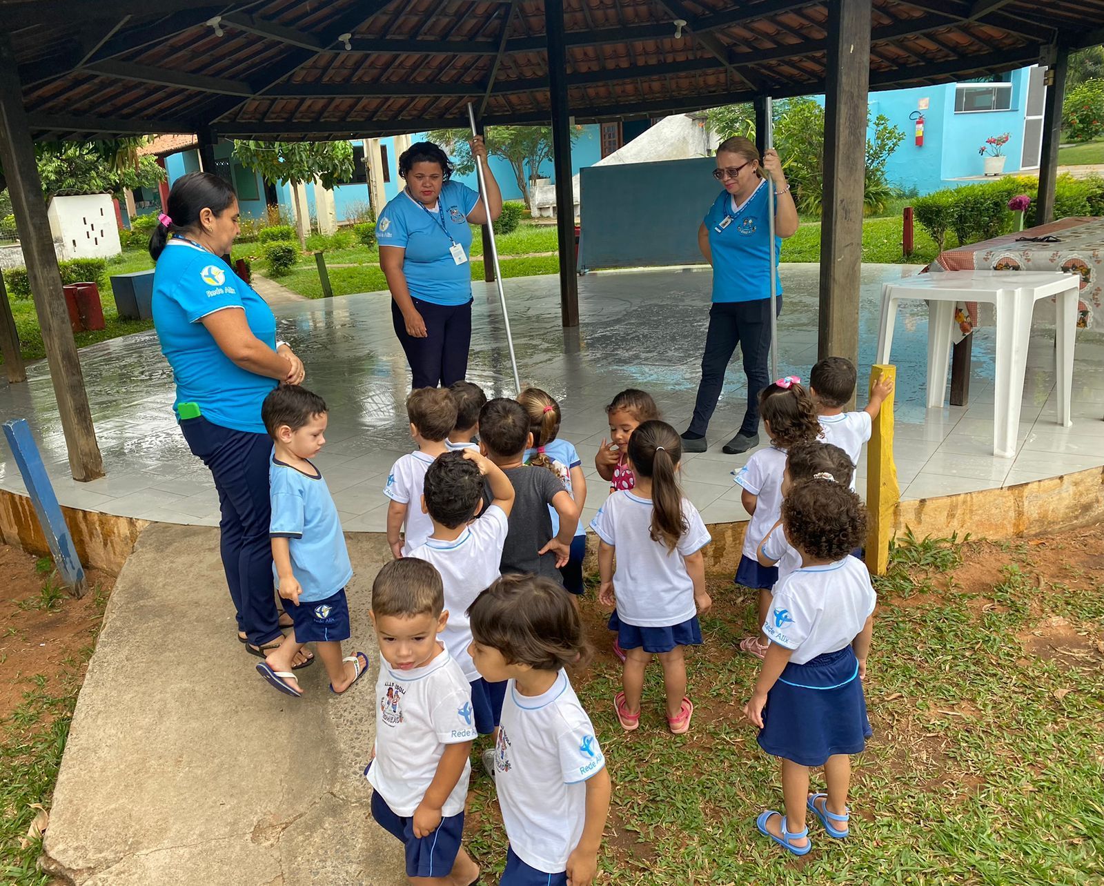 Escola Nossa Senhora da Esperança. Atividade coma os alunos.