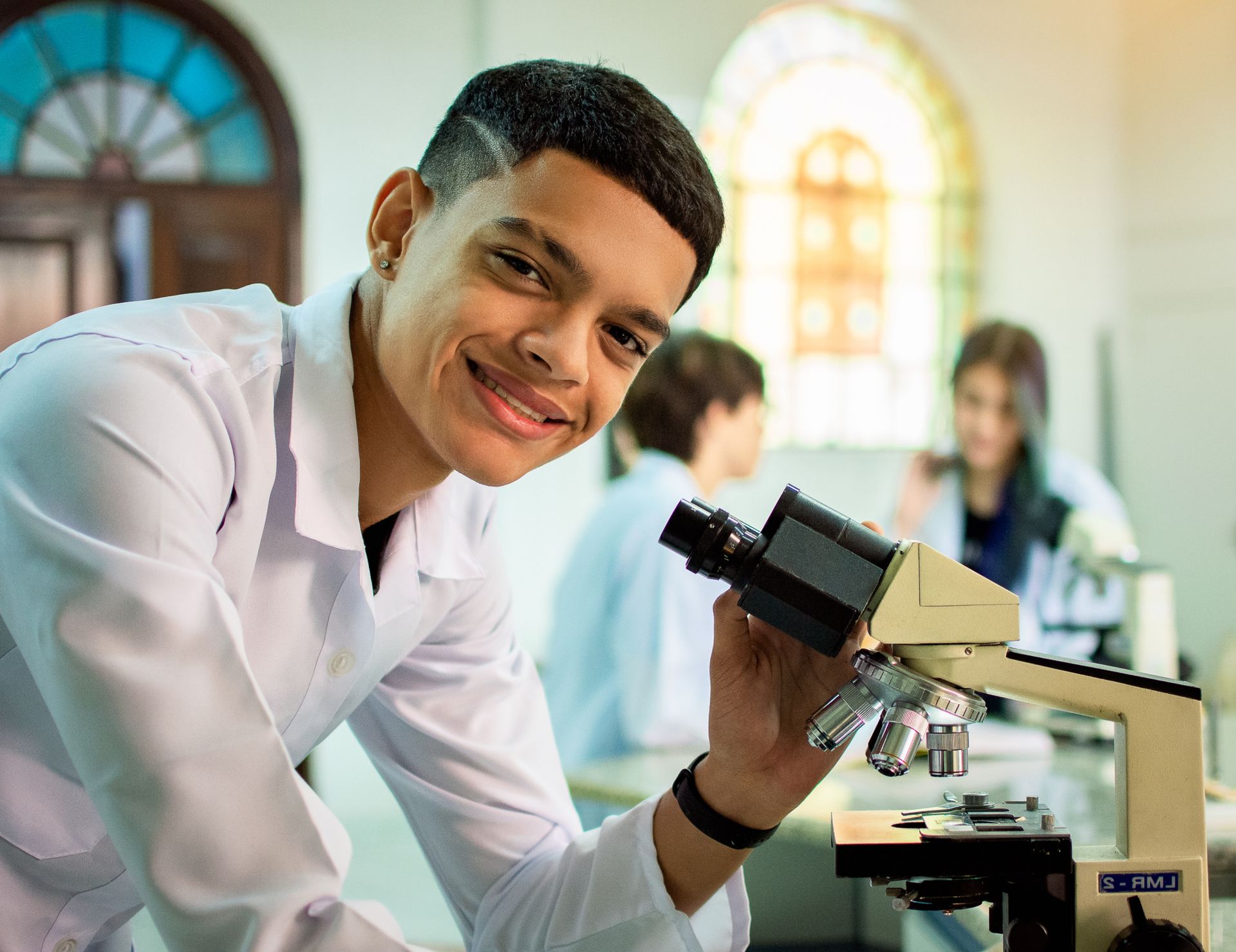Preparação profissional e para a universidade com simulações e atividades práticas. Santos. Laboratório de Ciências.