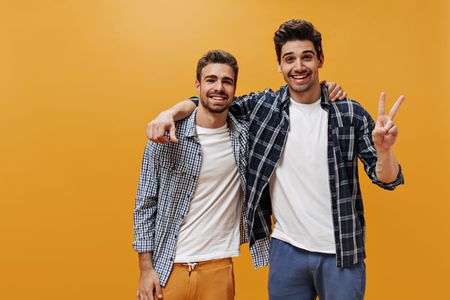 We Box Self StorageDois jovens estão se abraçando e fazendo um sinal de paz.