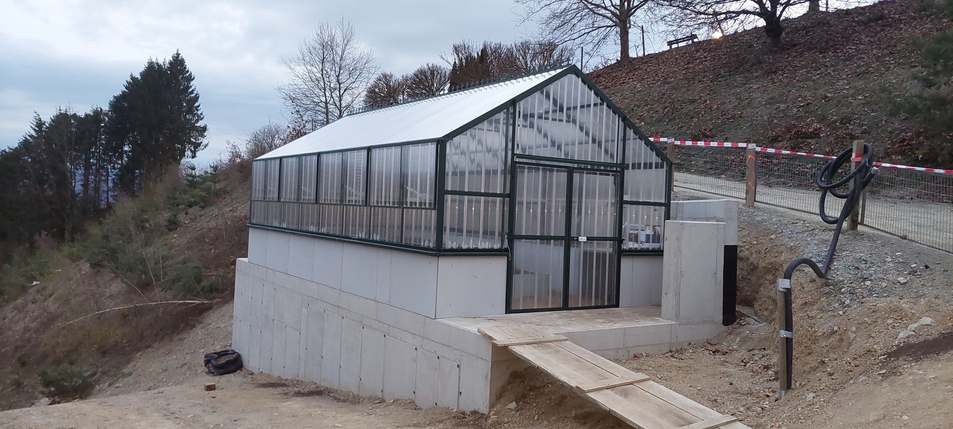 Freistehendes Gewächshaus in Farbe anthrazit. Mit Isolierfertigfundament, Größe 4,2x8m