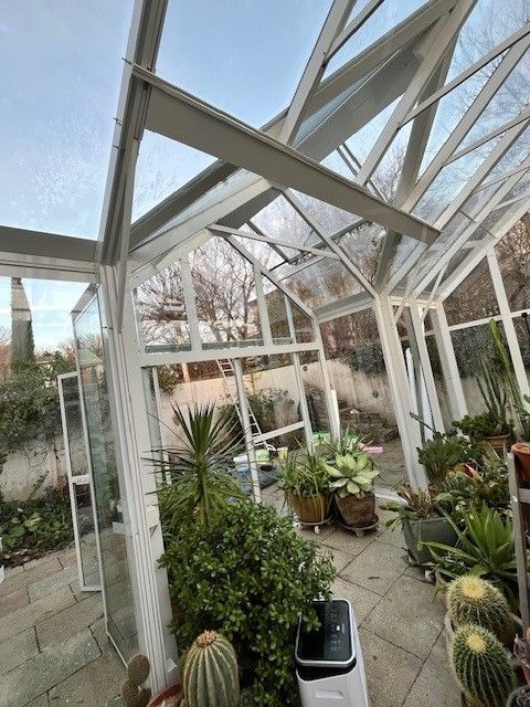 Satteldach Gewächshaus mit Graupe, an einer Seite an haus angebaut. Haupttrakt Größe 4,5x6m, Anbau 3x1m. Komplett aus Echtglas, Gerüst in weißer Farbe.