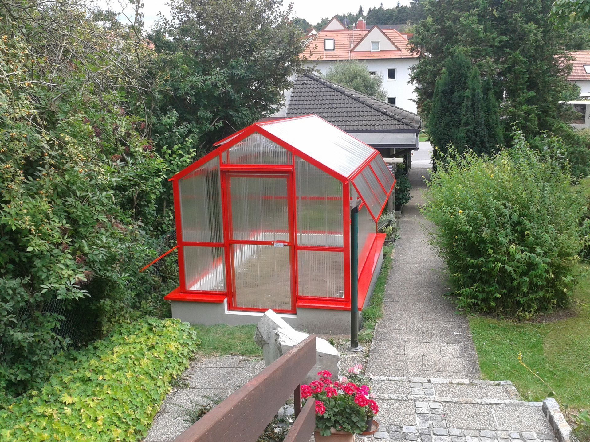 Freistehendes rotes Gewächshaus
