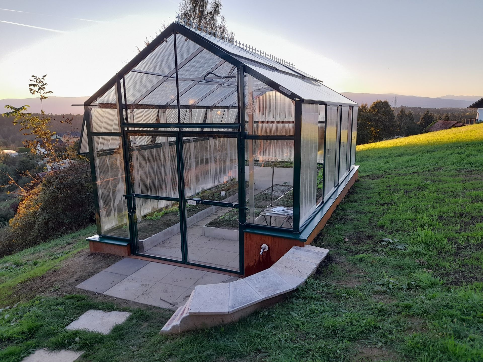Freistehendes Hochbeet-Gewächshaus mit Zierleiste 3,5x6m