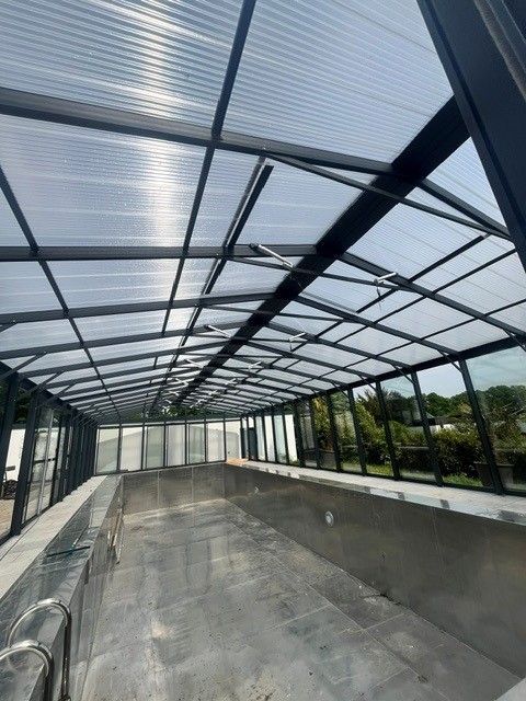 Poolüberdachung 6x15m mit elektrische Lüftung.