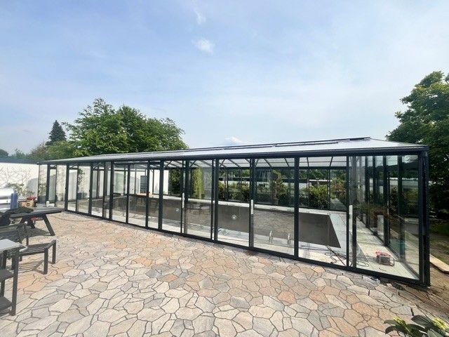 Poolüberdachung 6x15m mit elektrische Lüftung.
