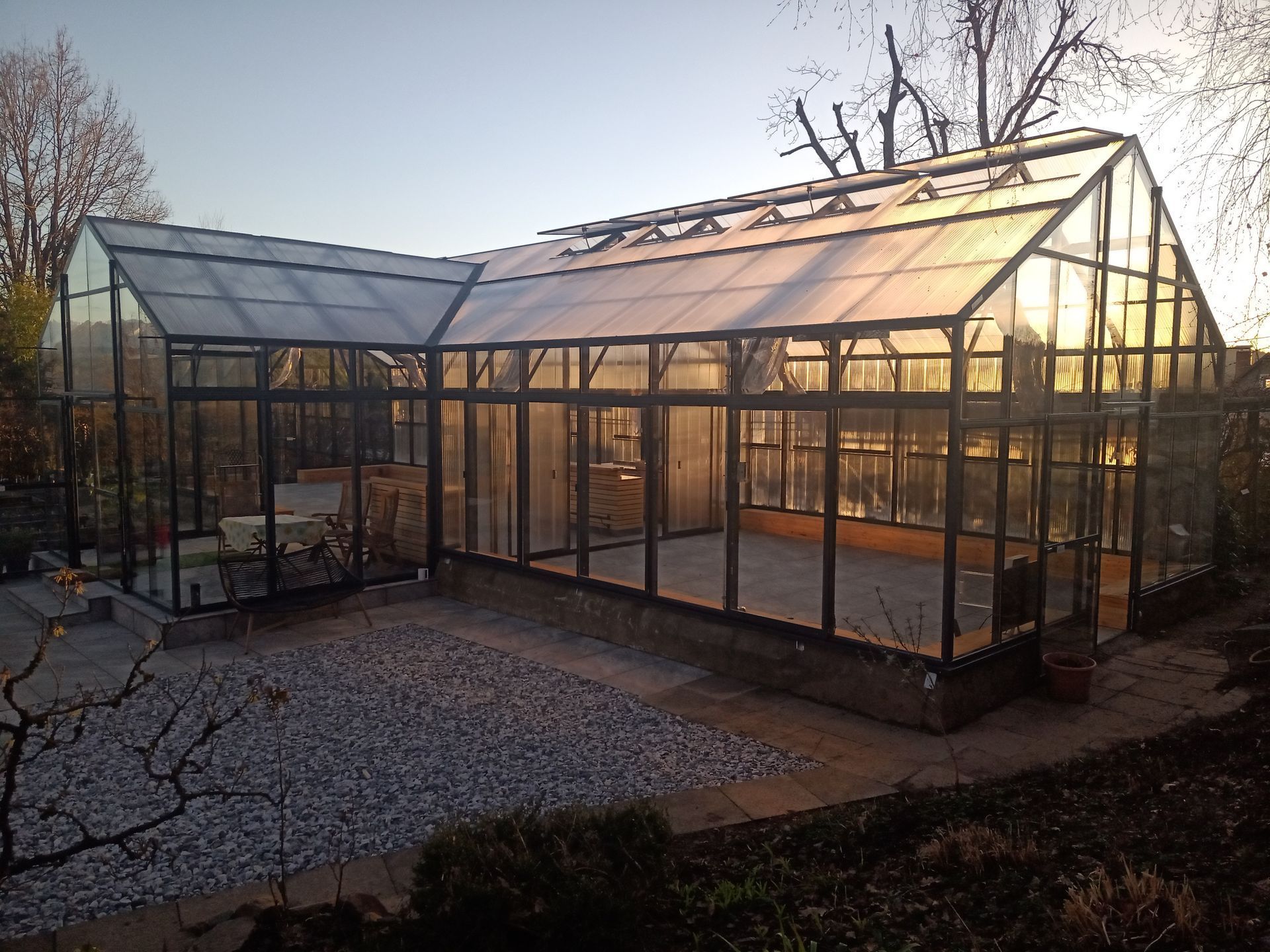 Freistehendes Gewächshaus mit Graupe. Haupttrakt 6x18,5m, Graupe 5x3m Groß. Seitenwände in Echtgals, Dach aus Thermoacryl. Gerüst in anthrazit Farbe.