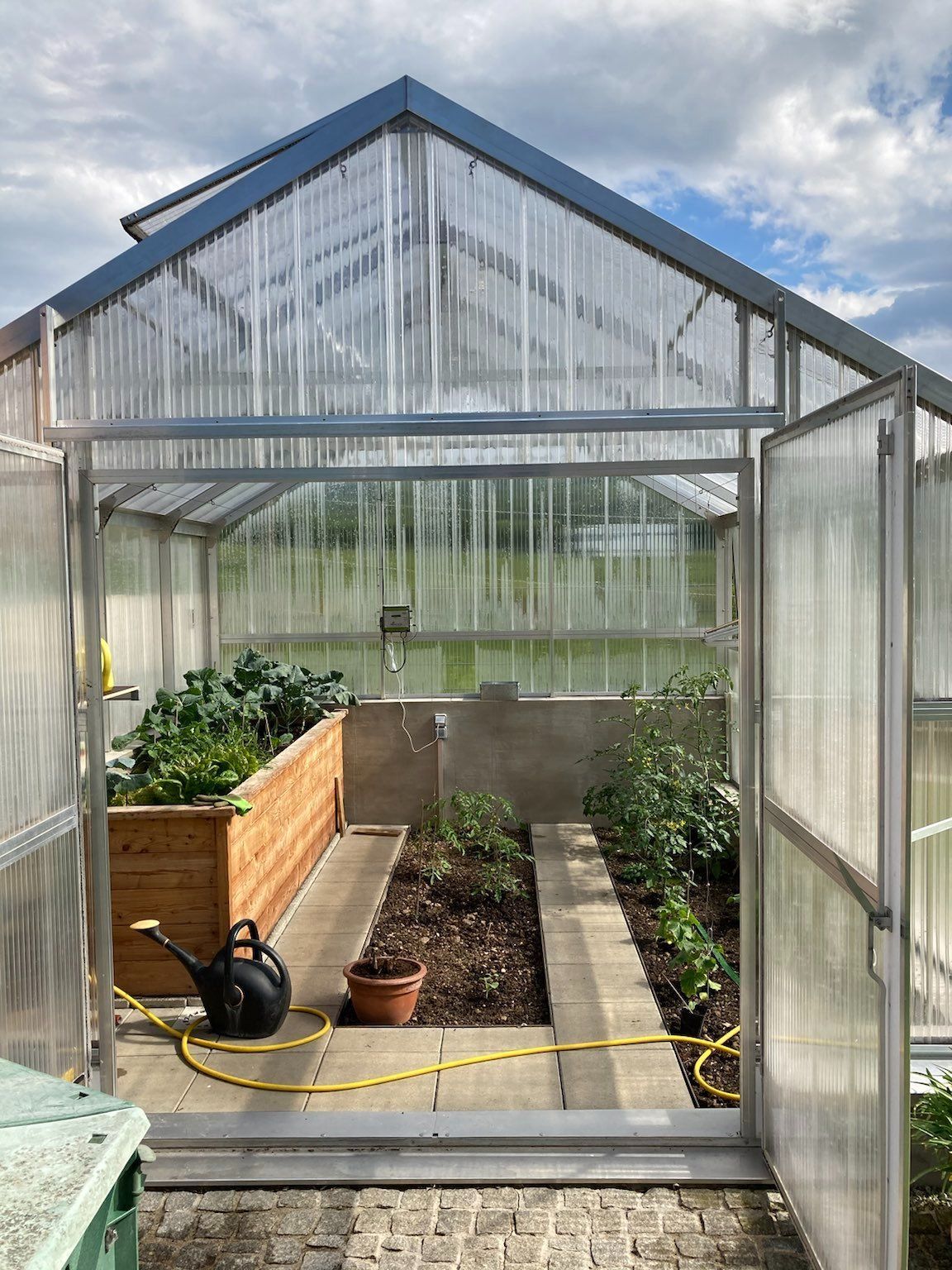 Freistehendes Gewächshaus mit Satteldach, geeignet für Hochbeete und Bodenbeete. 3,5x4m groß.
