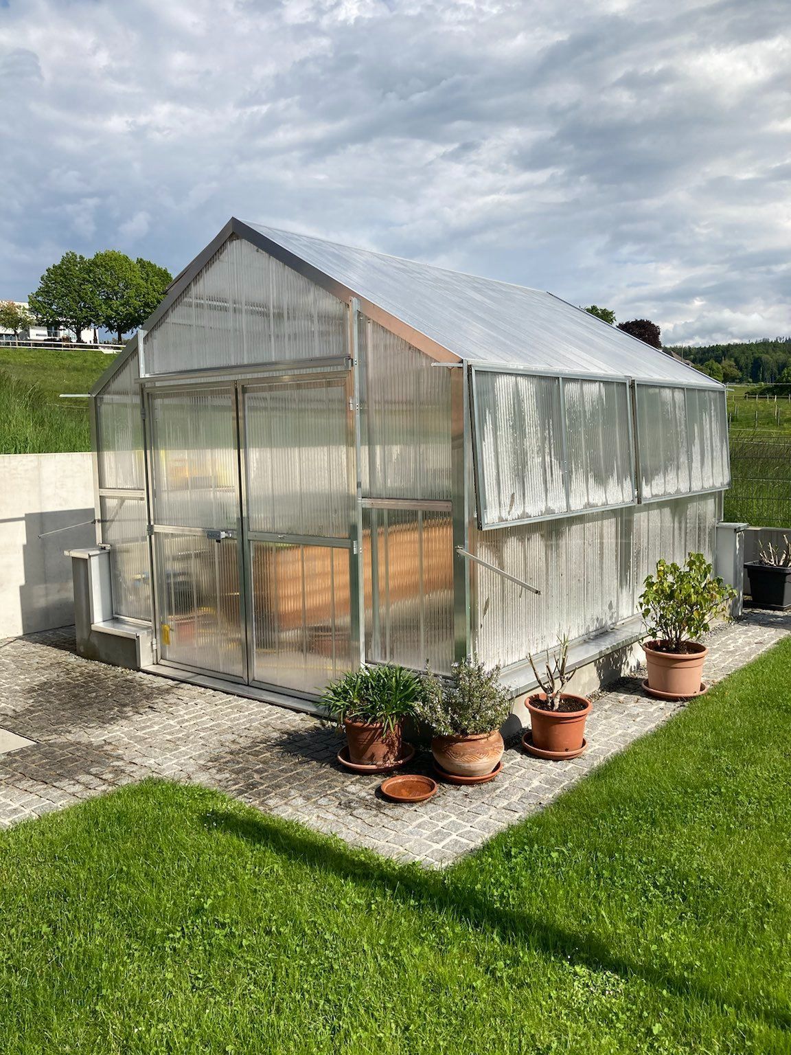 Freistehendes Gewächshaus mit Satteldach, geeignet für Hochbeete und Bodenbeete. 3,5x4m groß.