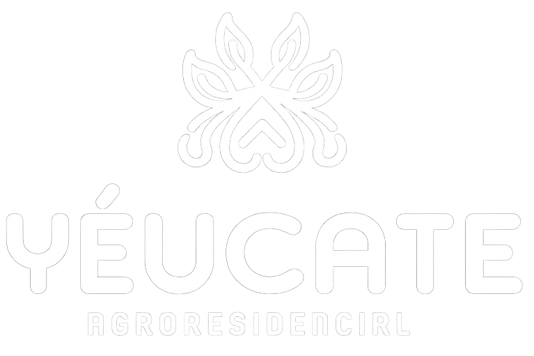 Logotipo blanco &ldquo;Y&Eacute;U CATE&rdquo; con un delicado emblema floral y el texto &ldquo;FLORES FINALES&rdquo; tenuemente escrito debajo.