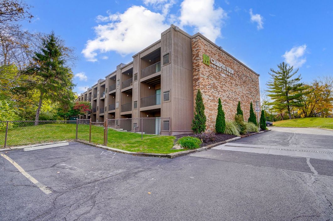 Toledo Gateway is home to multiple businesses located near Campus View Apartments