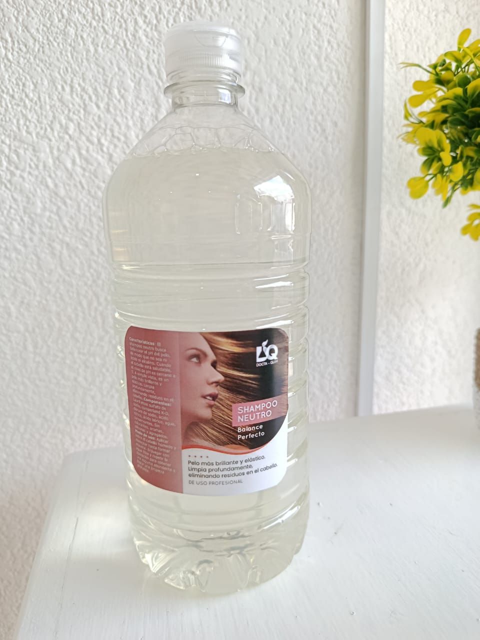 Botella de plástico transparente con una etiqueta que muestra el rostro de una mujer.