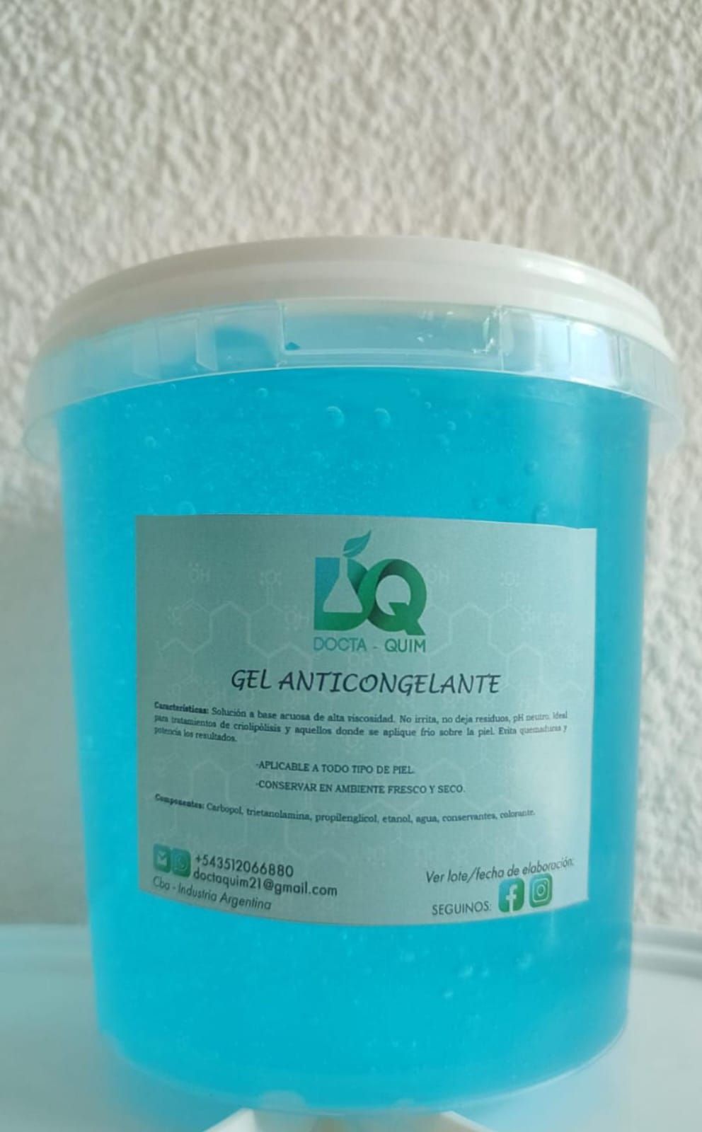 Gel azul en un cubo blanco etiquetado como