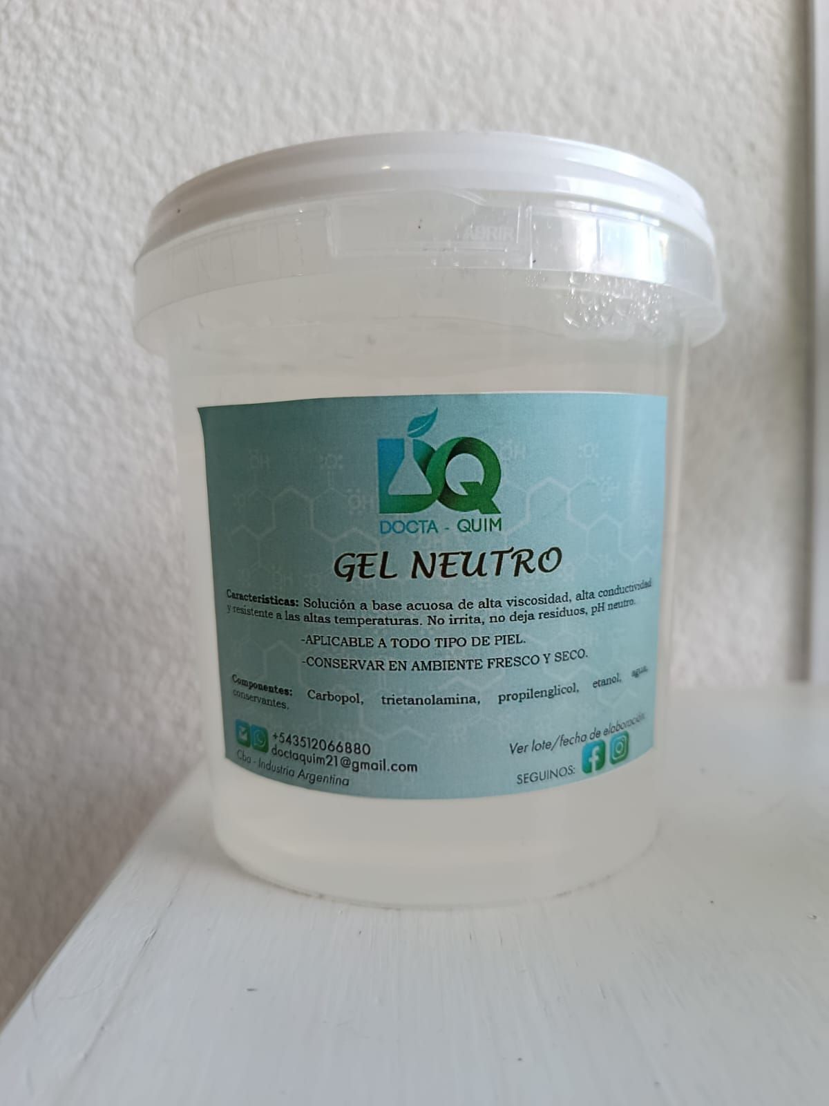 Cubo de plástico transparente con la etiqueta