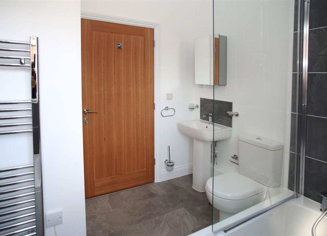 Newbold Farm,  A bathroom with a toilet , sink and bathtub