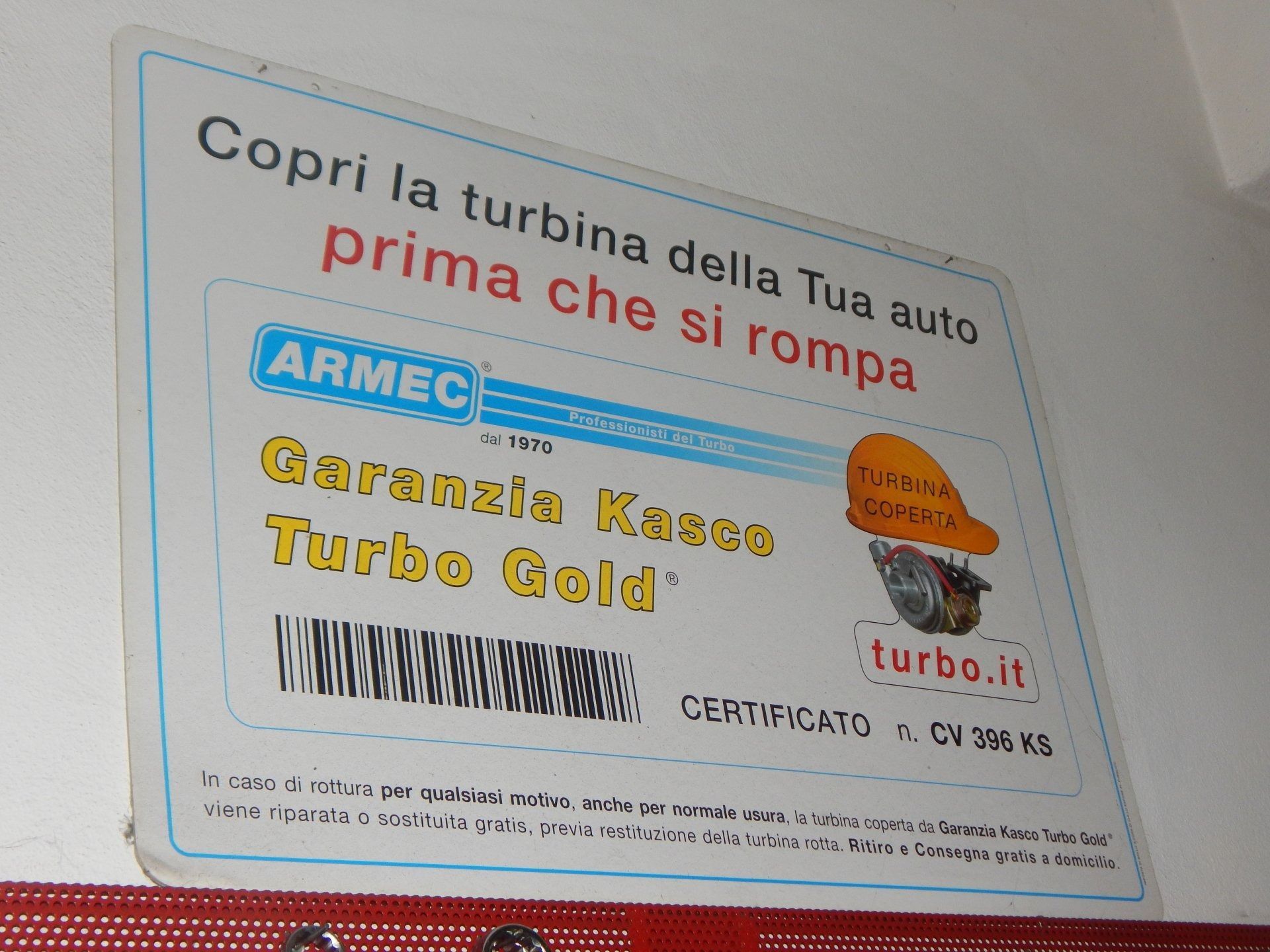 Cartello pubblicitario per turbina auto ARTEC con testo “prima che si rompa” e “Garanzia 0€ Turbo Gold”