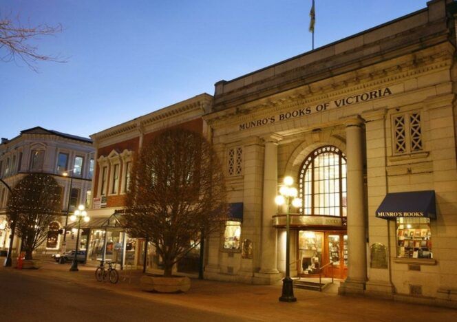 A building that has the word victoria on it