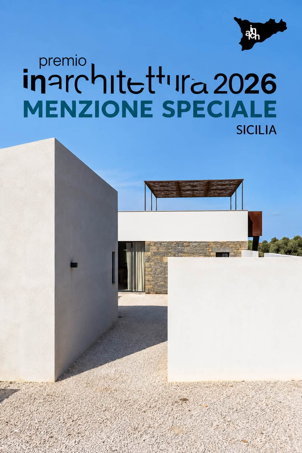 Luminoso soggiorno con un divano e una pianta, con sovrapposta la scritta «maggio in edicola e on line» e una copertina della rivista Home