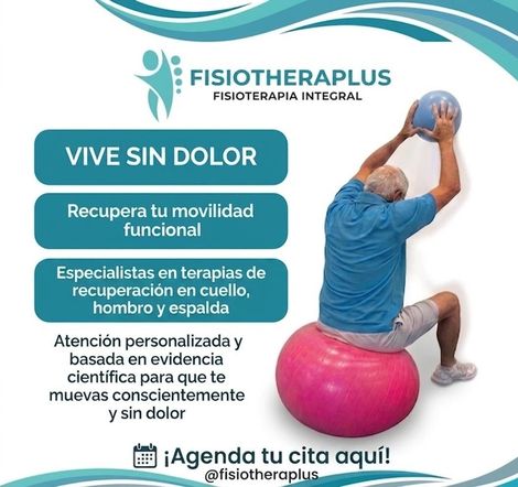 Anuncio de FisioterapiaPlus para un movimiento sin dolor; terapeuta haciendo ejercicio sobre una pelota de estabilidad rosa