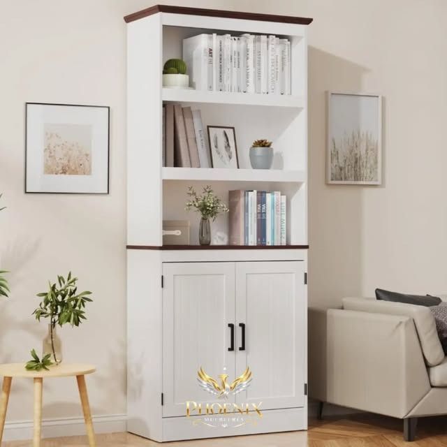 Estantería blanca en un salón luminoso, con libros, adornos y un armario debajo