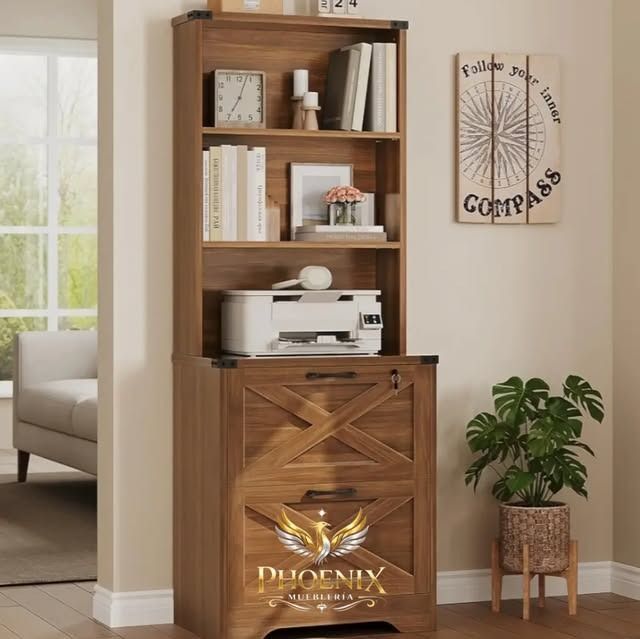 Estantería de madera con libros y una impresora junto a una planta en maceta, en un rincón luminoso de la sala de estar.