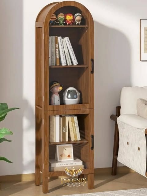 Estantería alta de madera con arco, libros y adornos en un salón luminoso, junto a un sofá color crema.