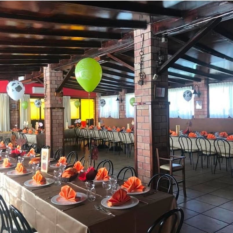 Ristorante con tavoli apparecchiati