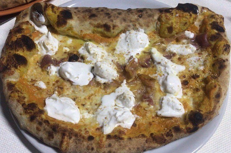 Pizza con stracciatella e acciughe