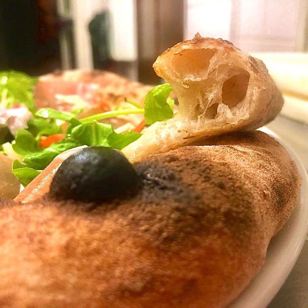 Pizza con cornicione