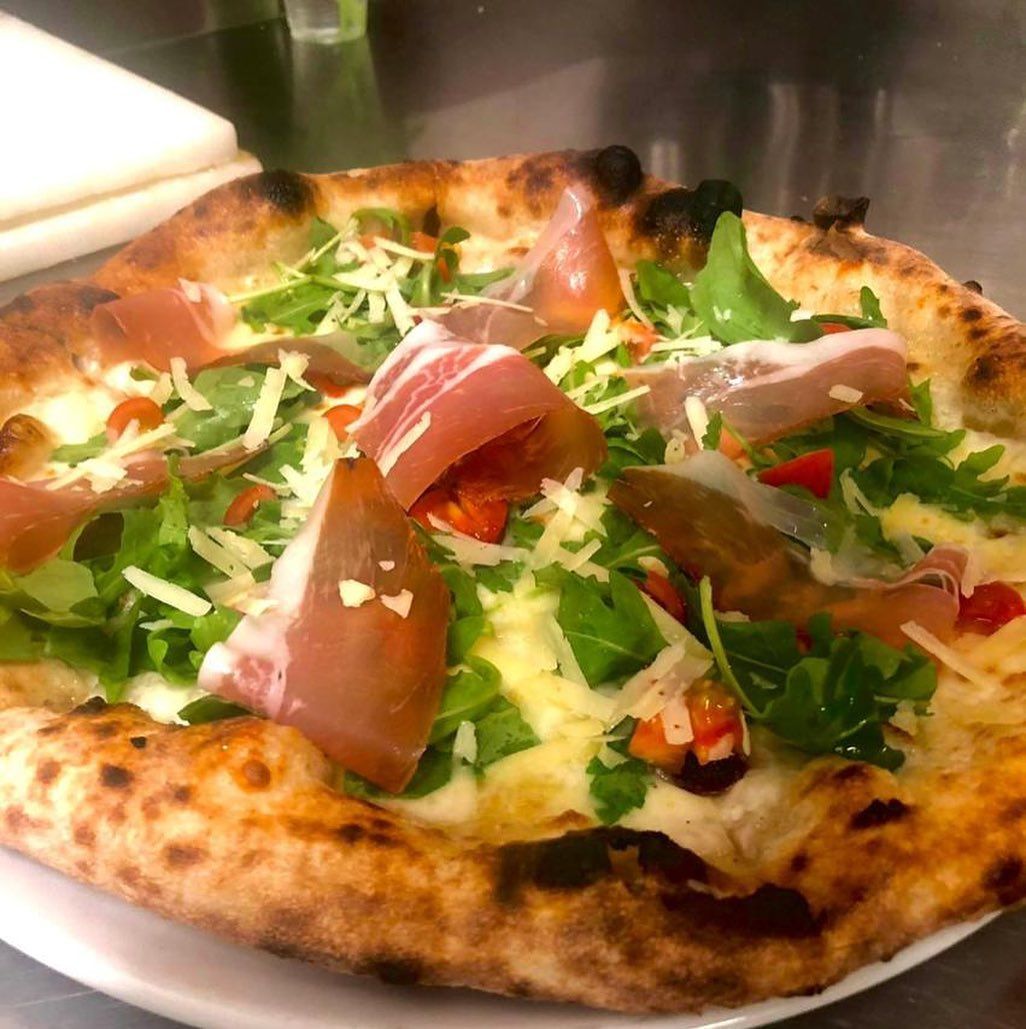 Pizza con prosciutto crudo, grana e rucola