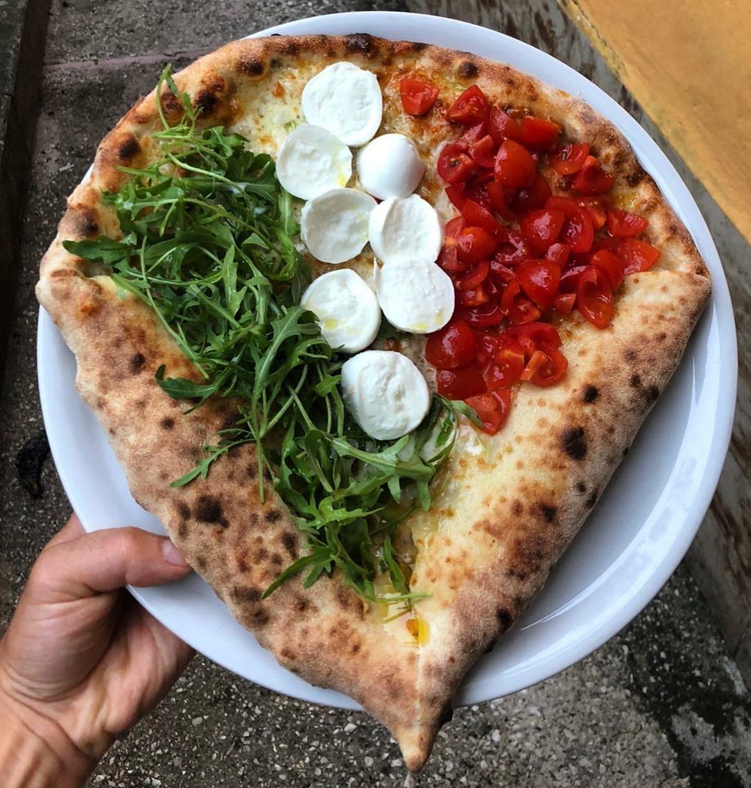 Pizza con bandiera italiana
