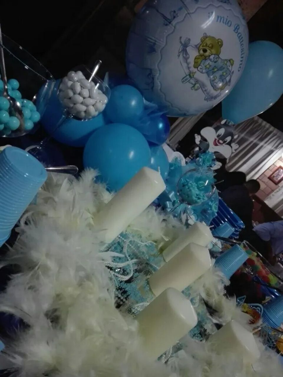 Tavolo decorato con candele e palloncini