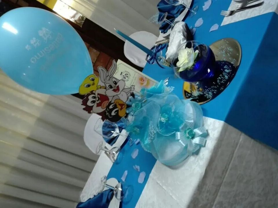 Tavolo con decorazioni blu