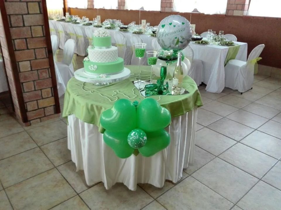 Tavolo decorato di verde